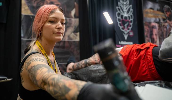 Tatuajes en directo, música y combates de MMA: la Sevilla Tattoo Convention desembarca en FIBES desde 10 € 
