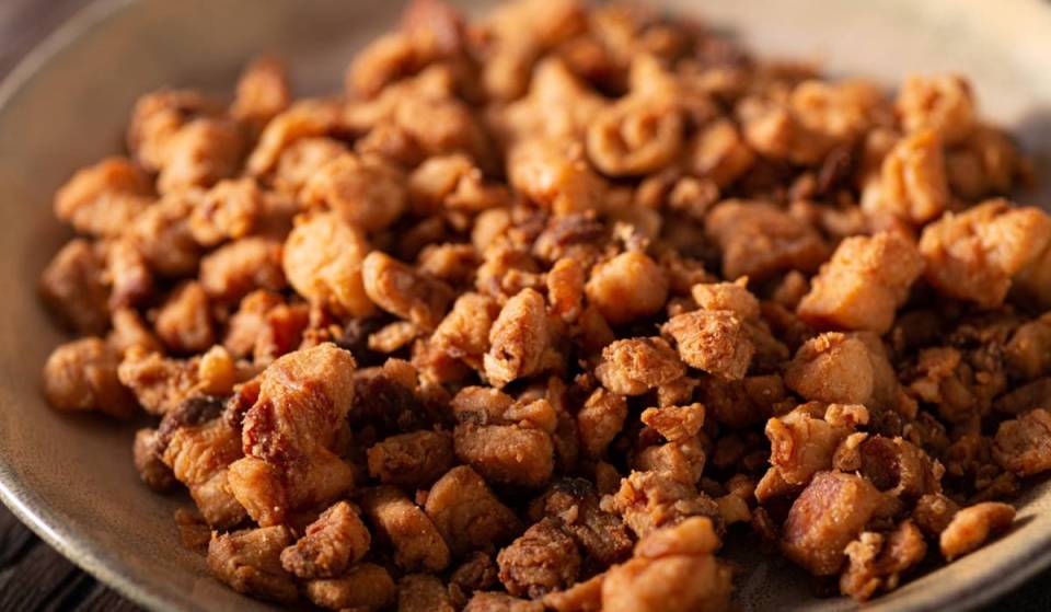 The town, just 25 minutes from Seville, celebrates chicharrones this Saturday: live music and free admission