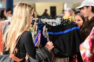 Es ropa de lujo pero se vende desde 1 €: el mercadillo vintage que abre solo por 3 días a 20 minutos de Sevilla