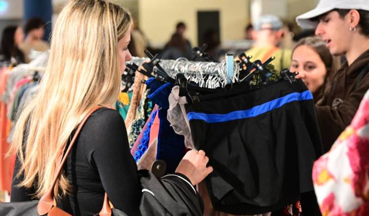 Es ropa de lujo pero se vende desde 1 €: el mercadillo vintage que abre solo por 3 días a 20 minutos de Sevilla