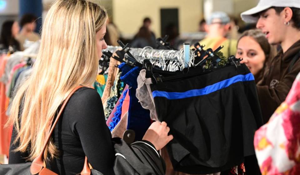 It’s luxury clothing, but it’s sold starting at 1 €: the vintage market that’s open for just three days, 20 minutes from Seville