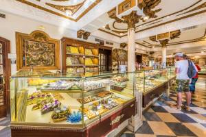 En 1885, Antonio Hernández Merino abrió una pastelería en el solar de un antiguo parque de bomberos: 140 años después es la más antigua de Sevilla y sigue sirviendo pasteles artesanales