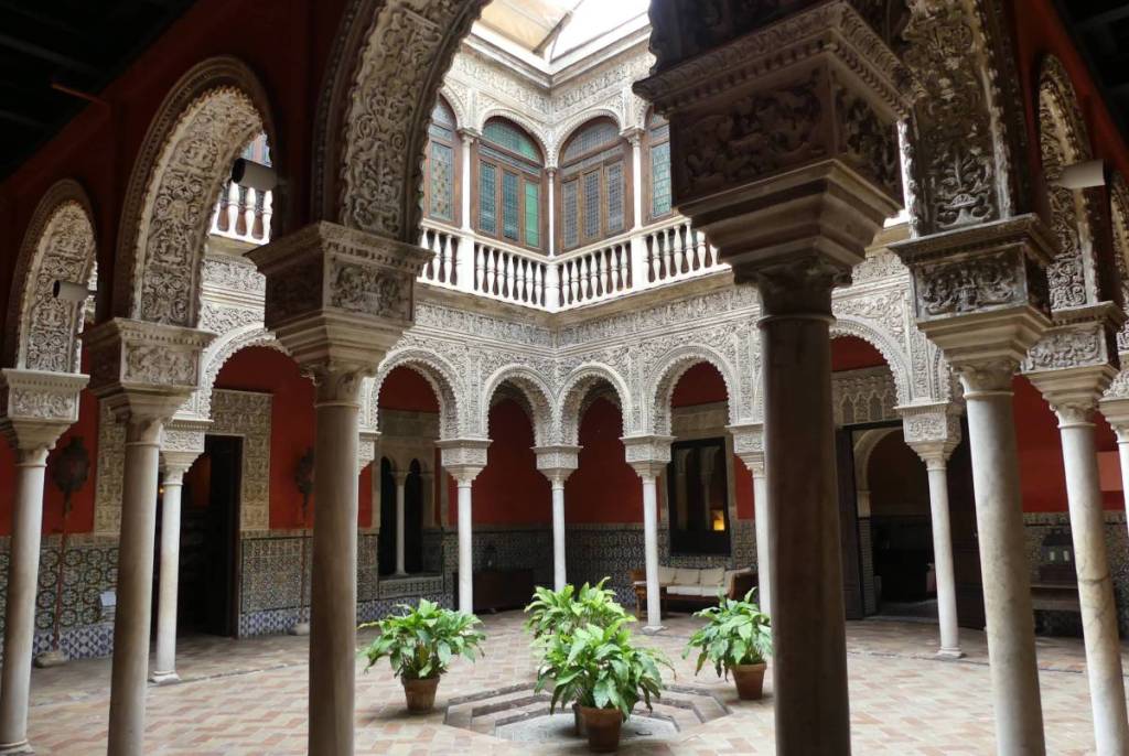 Esta casa-palacio del siglo XVI en Santa Cruz esconde un mosaico romano del siglo II traído de Itálica, yeserías platerescas y conciertos