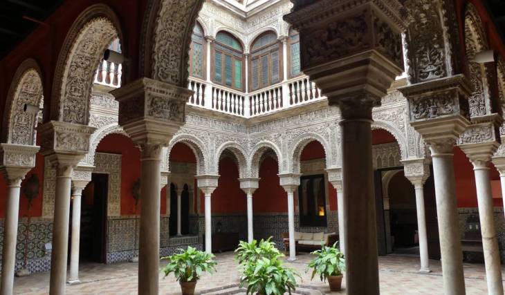 Esta casa-palacio del siglo XVI en Santa Cruz esconde un mosaico romano del siglo II traído de Itálica, yeserías platerescas y conciertos
