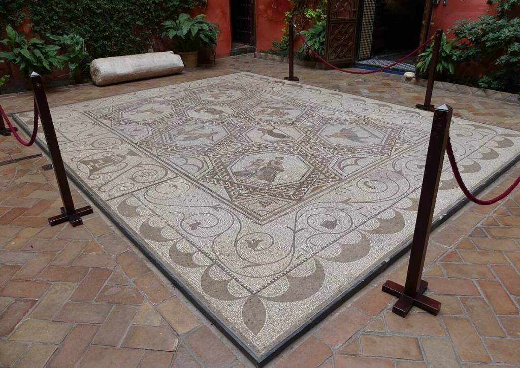 Mosaico romano en uno de los patios de la Casa de Salinas