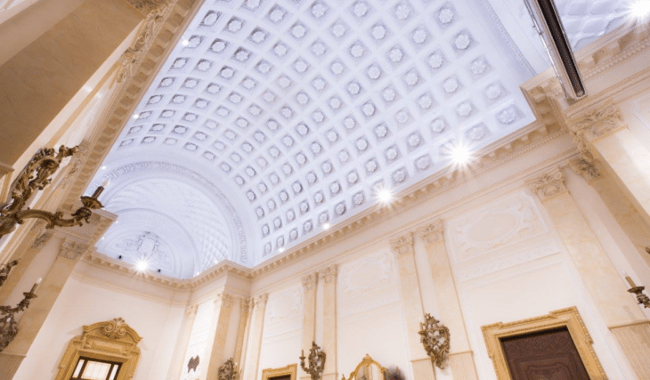 Inaugurato nel 1928, questo palazzo neobarocco nel cuore di Torino fu la sede della direzione RAI e nasconde saloni decorati in oro e marmi pregiati