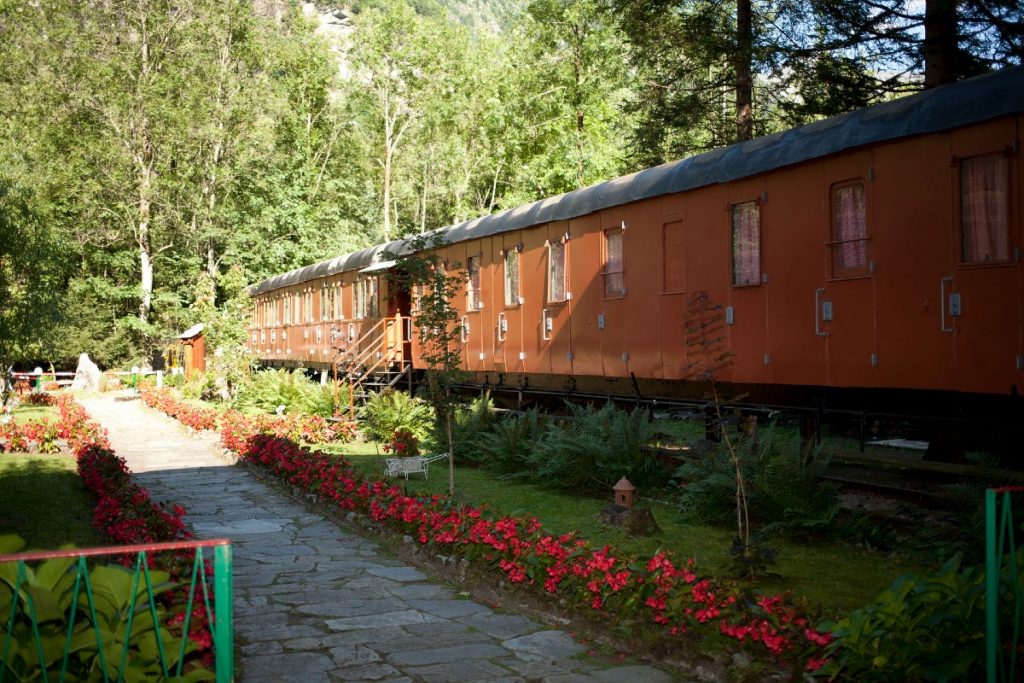 A due ore da Torino si trova il fiabesco villaggio di carrozze ferroviarie