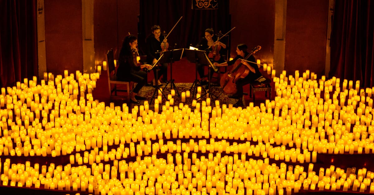 Quartetto d'archi suona circondato da un mare di candele nel concerto Candlelight a Torino