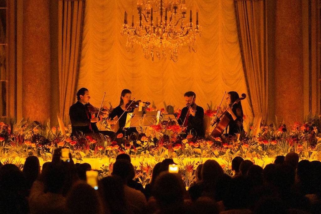 Un quartetto suona tra fiori e candele nello spettacolo Candlelight Spring