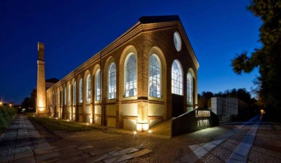 A pochi passi dal parco della Certosa Reale si può assistere a concerti di musica classica all’interno dell’ex lavanderia del Regio Manicomio – ma solo in date selezionate