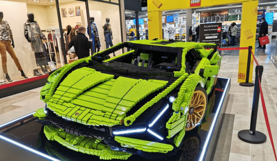 Une Lamborghini en Lego dans un centre commercial de Toulouse !