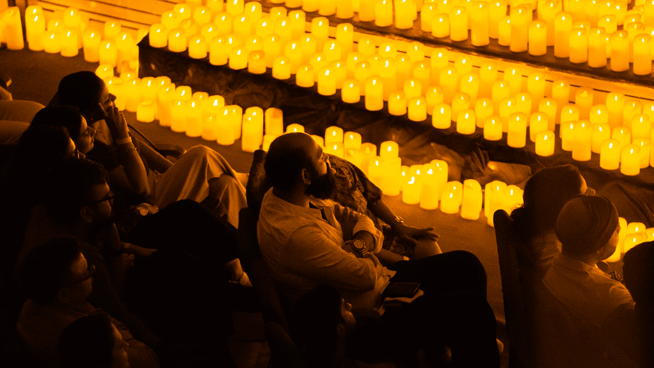 Photo d'une partie du public d'un concert Candlelight et des milliers de bougies