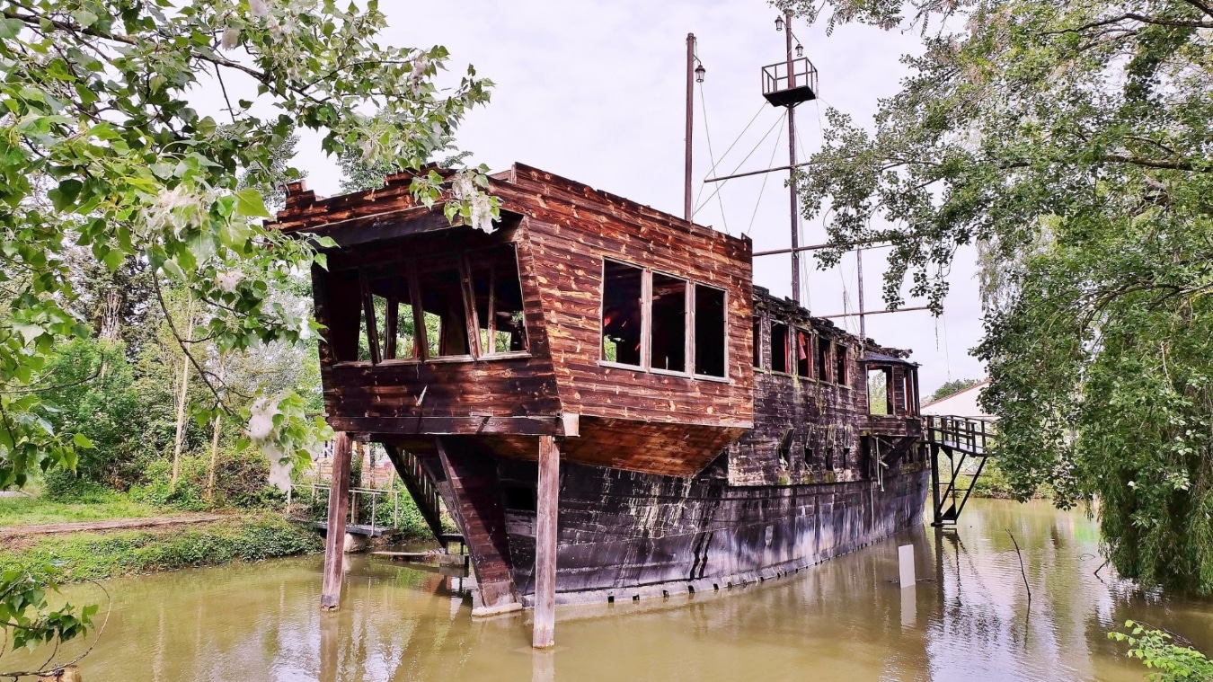 Épave du galion en bois de l'ancien restaurant L'Île au Galion, abandonné à Deyme près du canal du Midi au sud-est de Toulouse