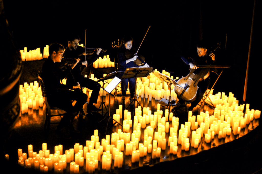 Le concert Candlelight du centenaire des Studios Warner Bros. met en lumière un siècle d&rsquo;histoires.