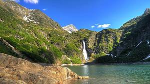 Ce superbe lac en Occitanie possède une magnifique cascade et il est à 2h de Toulouse