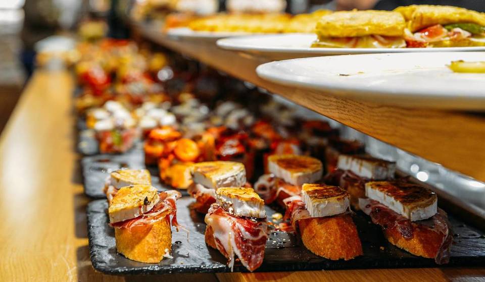 In Toulouse, this bar offers free pintxos for aperitifs!