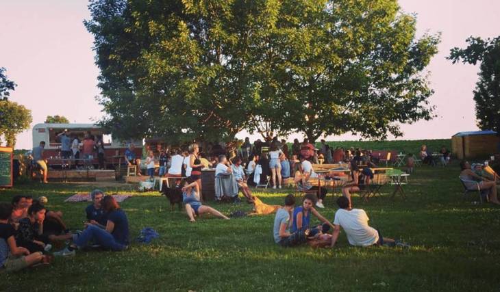 Cette guinguette champêtre proche de Toulouse propose une belle programmation estivale : concerts, pétanque et DJ set au rendez-vous
