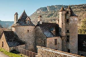 Ce charmant village médiéval proche de Toulouse est surnommé « le petit Versailles » – on y trouve aussi la plus haute cascade du Lot