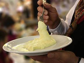 Un banquet XXL d’aligot-saucisse va tenter de battre un record à Toulouse cet automne – jusqu’à 5 000 gourmands attendus pour une fête unique entre bandas, DJ et écrans géants !