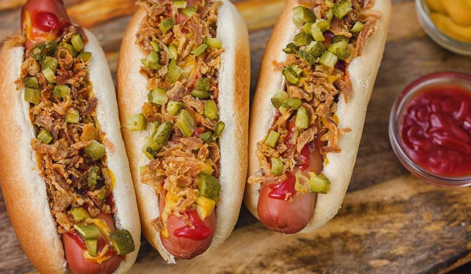 Cyril Lignac partage sa recette facile et gourmande du Hot dog aux saucisses de Toulouse  — un repas simple qui va plaire à toute la famille !