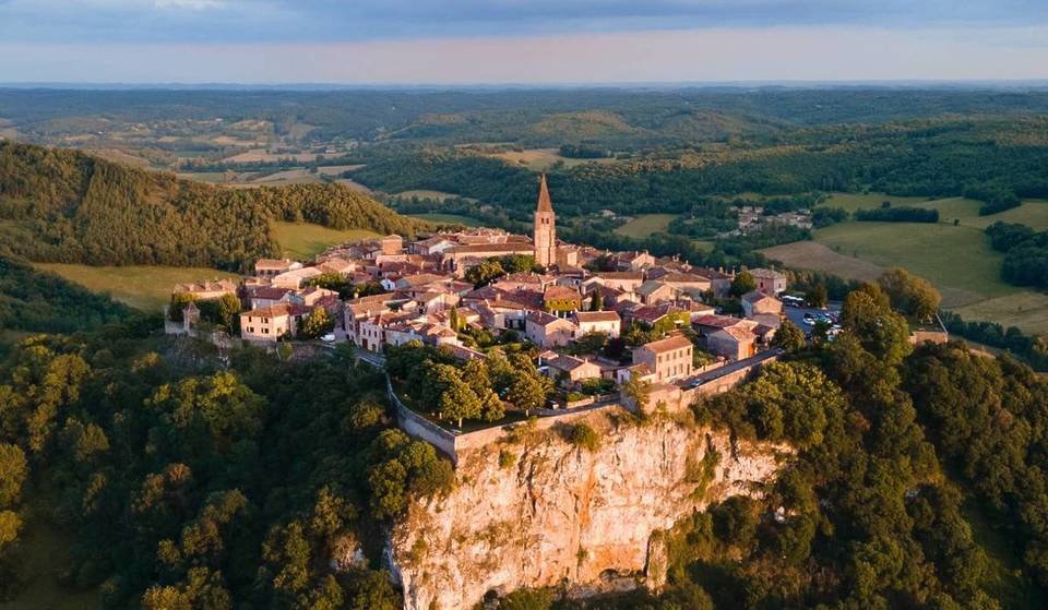 Nicknamed the “fortress of the woods”, this medieval village about 1 hour from Toulouse overlooks the Grésigne forest and offers exceptional panoramic views in autumn.