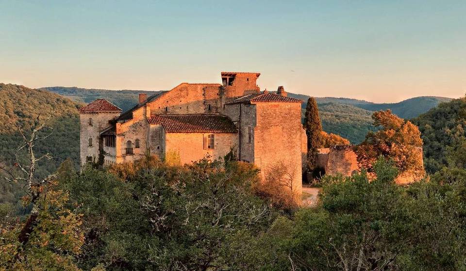 One hour from Toulouse, this medieval village, listed among the Most Beautiful Villages of France, hides two spectacular castles perched in the Aveyron gorges—and a legendary movie set.