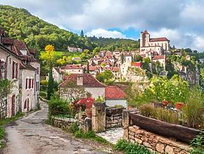 À moins de 2h de Toulouse, ce village médiéval perché au-dessus du Lot est l’un des “Plus beaux villages de France” – et ses rue pavées ont conquis l’écrivain André Breton