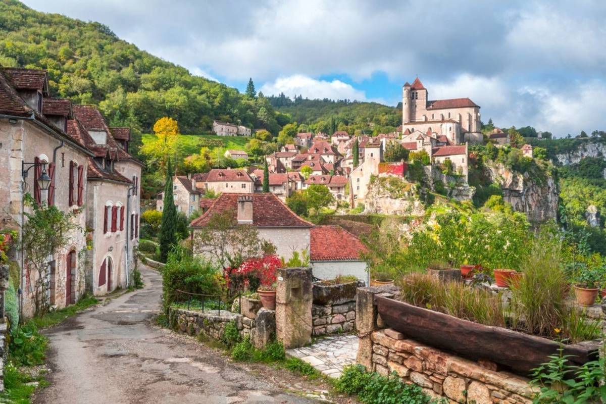 À moins de 2h de Toulouse, ce village médiéval perché au-dessus du Lot est l’un des “Plus beaux villages de France” – et ses rue pavées ont conquis l’écrivain André Breton