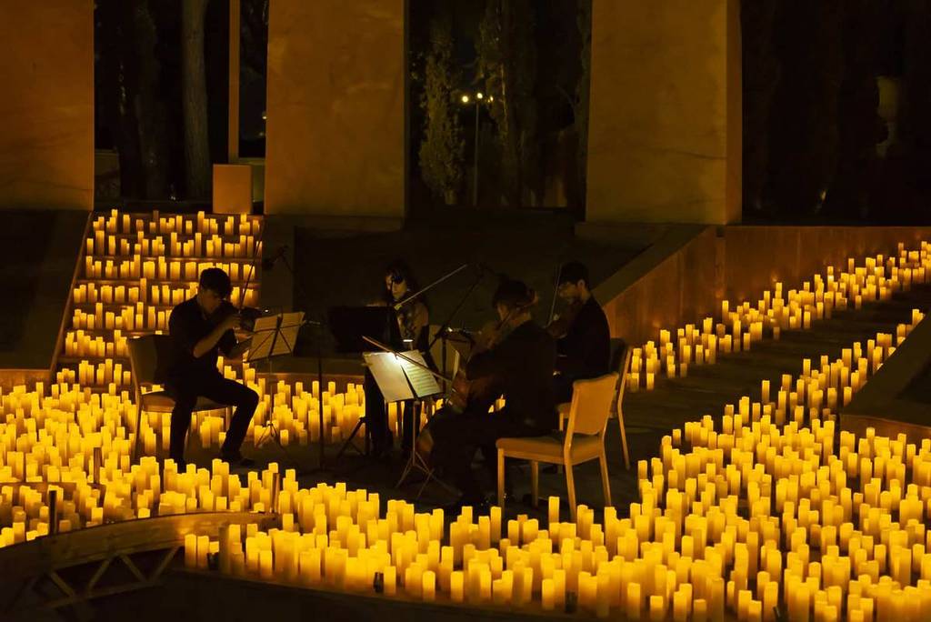 Concert Candlelight et sa mer de bougies entourant le piano