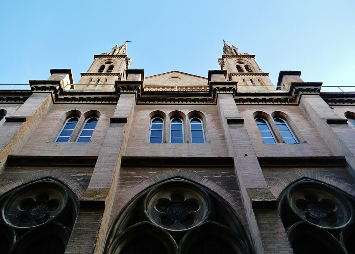 Vue du dessous de l'Église du Gesù à Toulouse