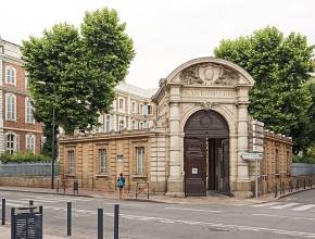 Créé sous Louis XIV, ce chef-d&rsquo;œuvre méconnu du cœur de Toulouse cache des plafonds peints du XVIIe siècle et une façade Art Nouveau