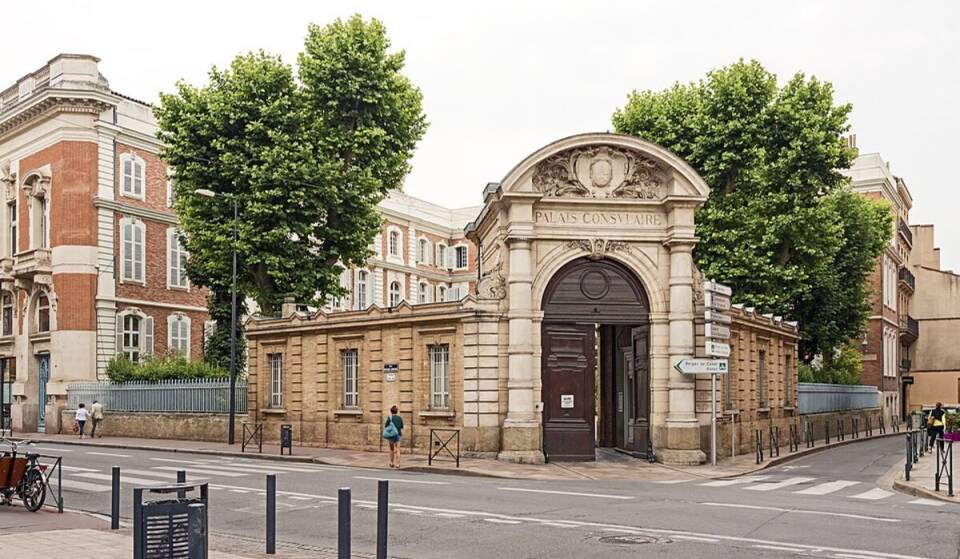 Créé sous Louis XIV, ce chef-d&rsquo;œuvre méconnu du cœur de Toulouse cache des plafonds peints du XVIIe siècle et une façade Art Nouveau