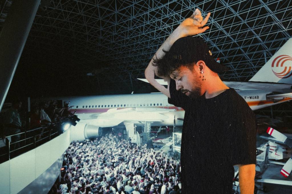 Collage superposé du DJ Skone sur fond du musée Aeroscopia à Blagnac
