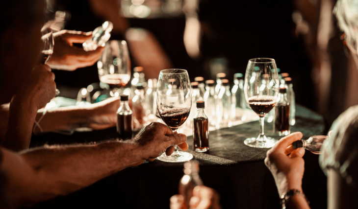 Stand-up comedy in a true “judgment-free zone”: the refreshing experience “An Idiot’s Guide to Wine” is coming to Toulouse to reinvent wine-tasting events