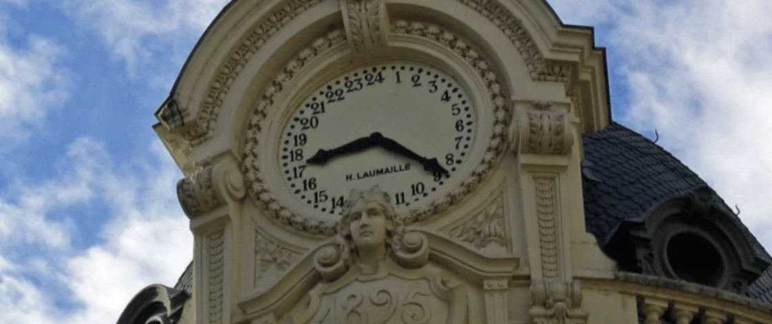 En 1895, un horloger a installé une horloge insolite dotée de 24 chiffres au sommet du 59 rue Alsace-Lorraine ; la commande visait à rappeler aux clients de la banque de l’immeuble que l’argent circule 24 heures sur 24