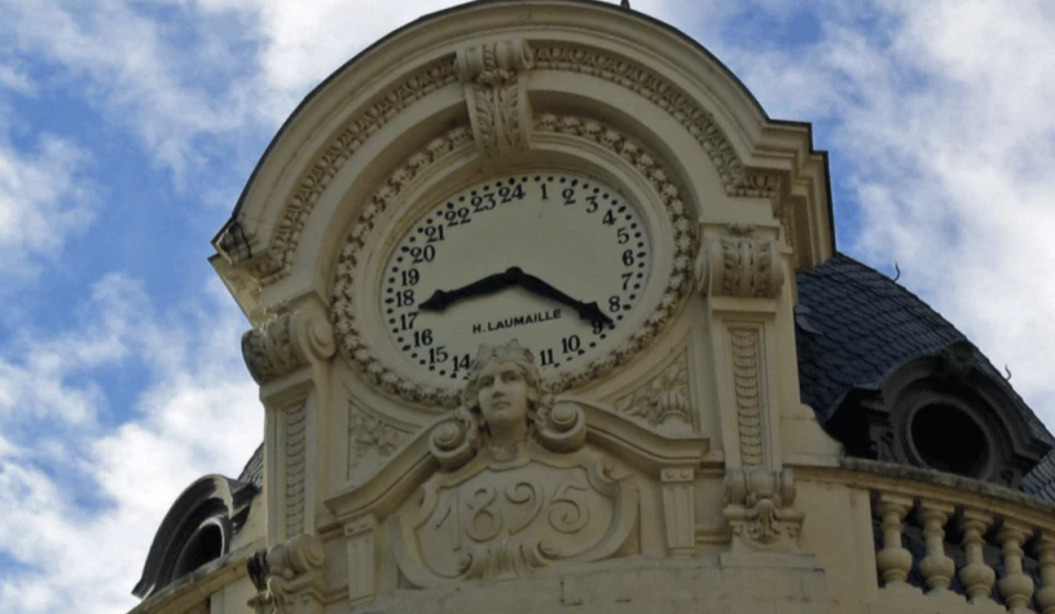 In 1895, a clockmaker installed an unusual clock featuring 24 numerals at the top of 59 Rue d’Alsace-Lorraine; the commission was intended to remind customers of the bank housed in the building that money circulates 24 hours a day