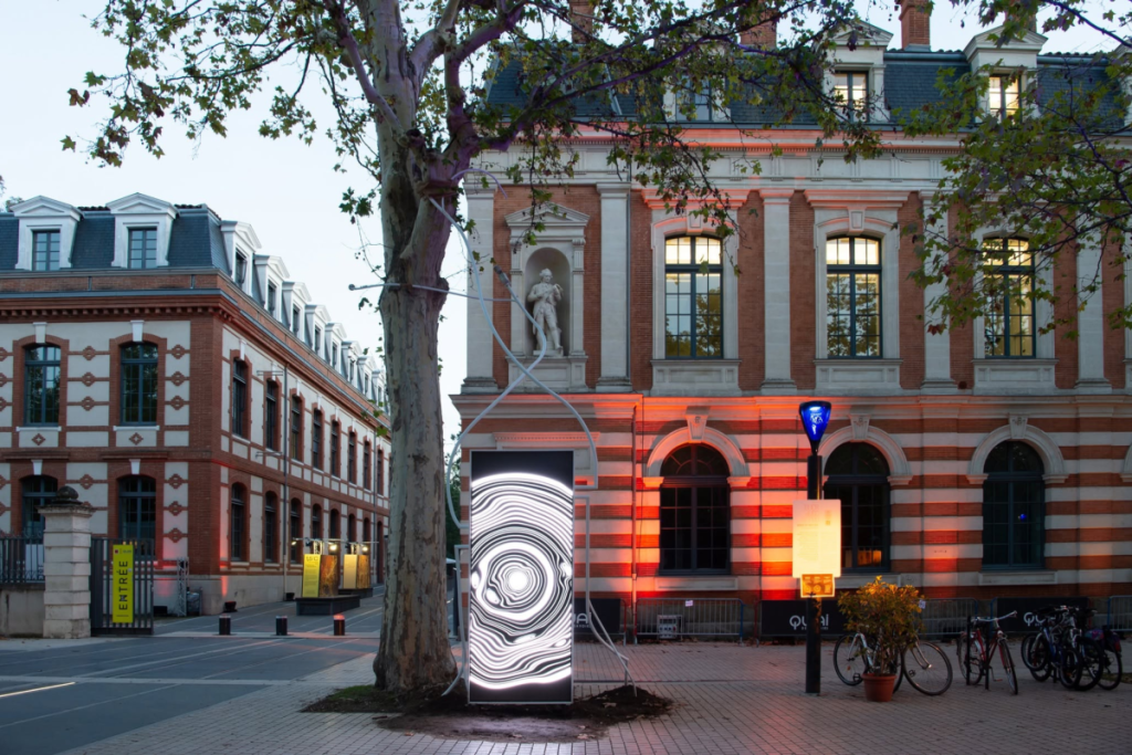 En 2016, le Quai des Savoirs ouvrait à Toulouse ; 1,35 million de visiteurs plus tard, le lieu fête ses 10 ans en s&rsquo;offrant un auditorium à 2,65 millions d&rsquo;euros et un festival gratuit