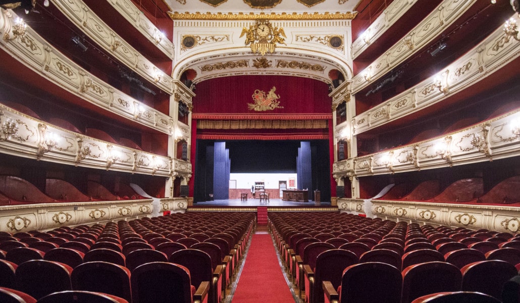 Interior del Teatro Principal de València con sus palcos y decoración clásica
