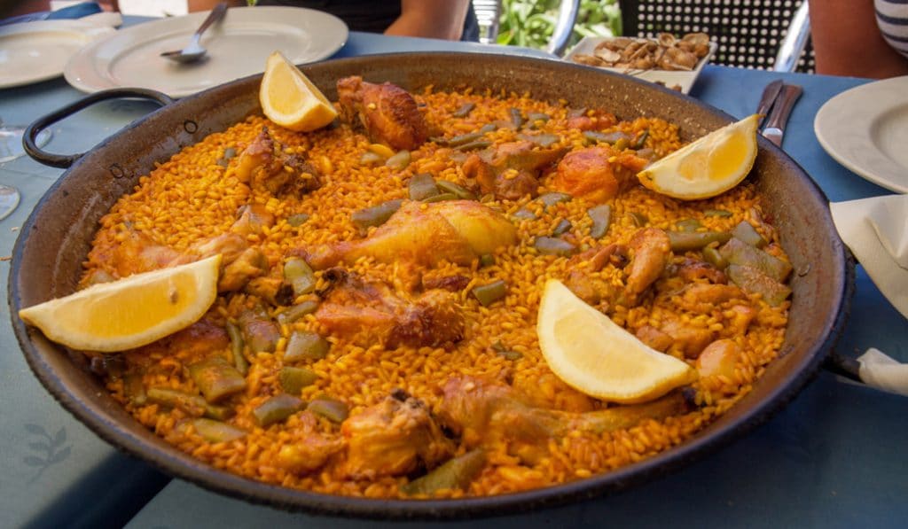 La paella valenciana, también con longaniza, chorizo y lomo