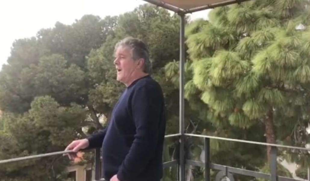 Francisco canta el himno de la Comunitat Valenciana desde su casa y se hace viral