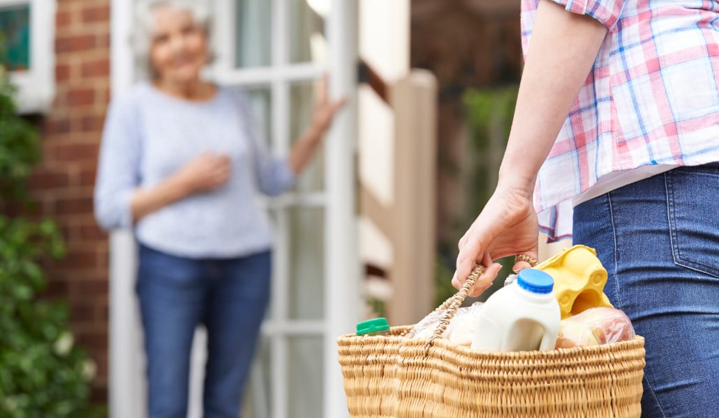 Vecinos de Valencia se unen para comprar alimentos a los mayores