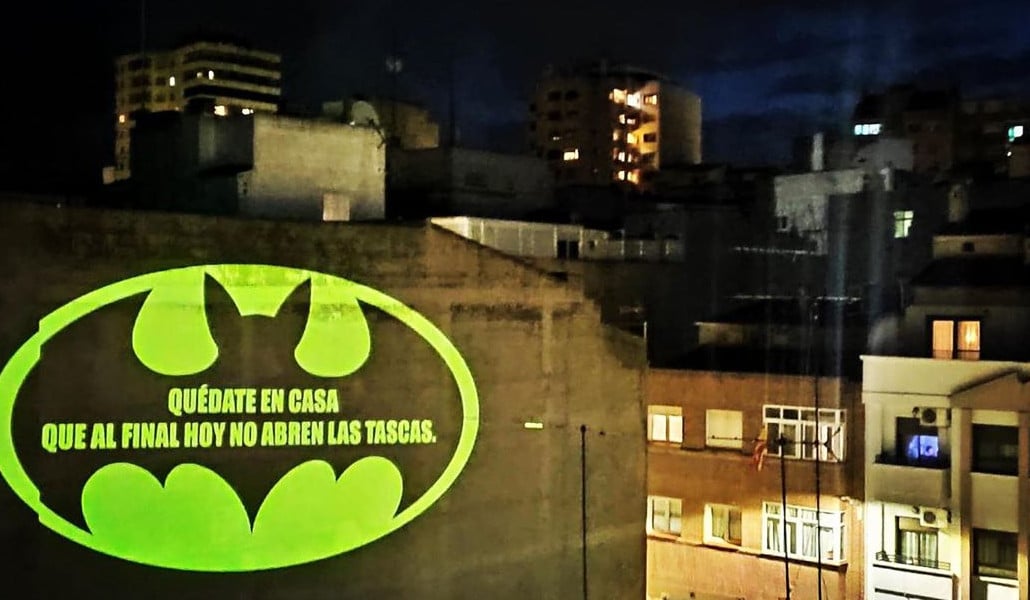 El Bruce Wayne de Albacete: un ciudadano proyecta mensajes de ánimo con el logo de Batman