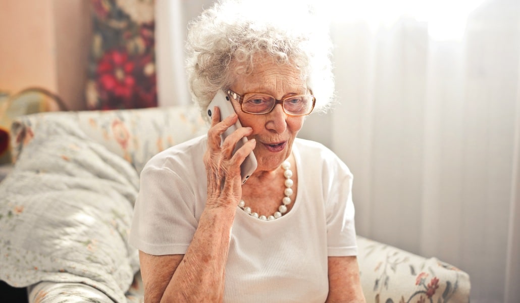Este es el teléfono de atención a personas mayores en Valencia