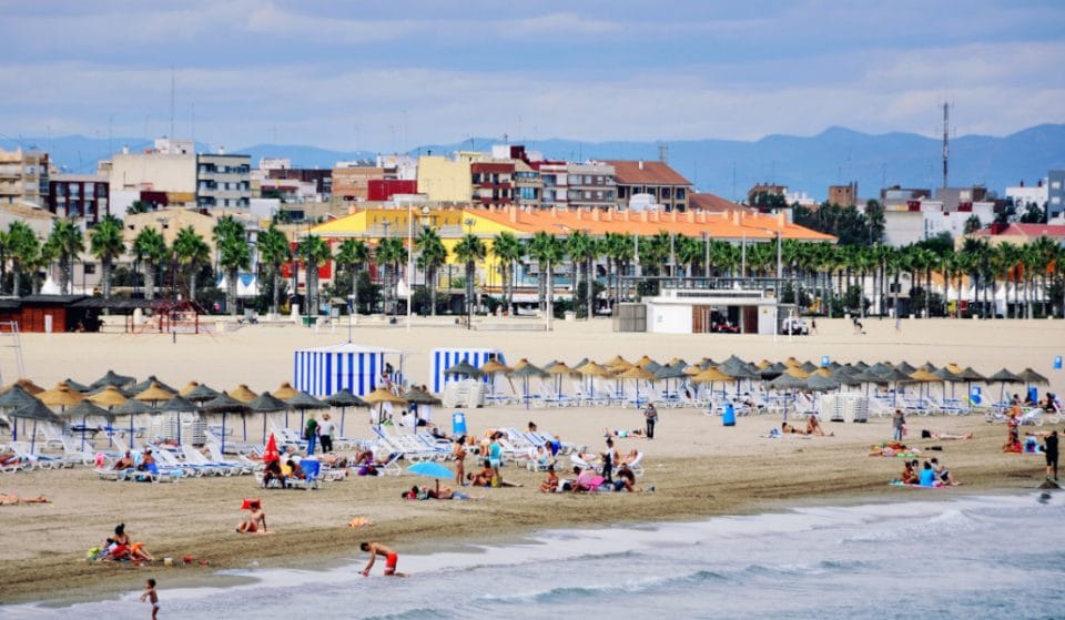 La Generalitat contratará a 1.000 jóvenes para informar en las playas de la Comunitat Valenciana