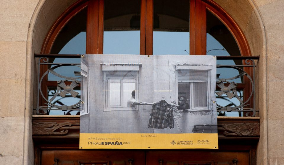 ¿Por qué hay fotografías colgadas en la Plaza del Ayuntamiento de Valencia?