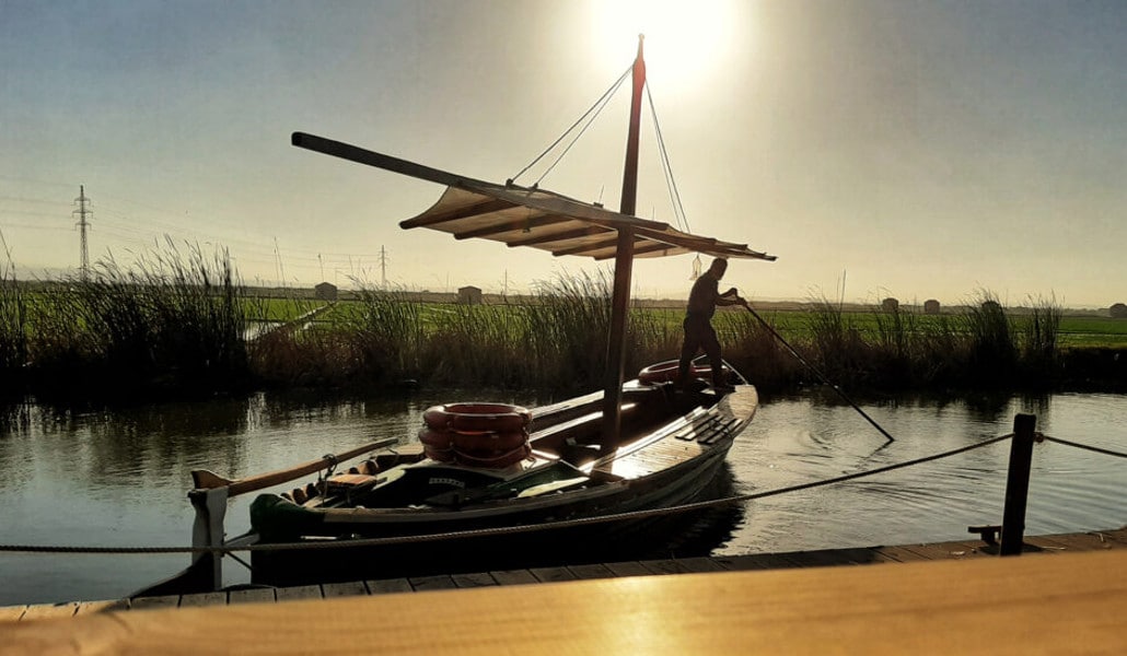Disfruta de un paseo en barca por la Albufera con guía y plato de paella Valencia Secreta