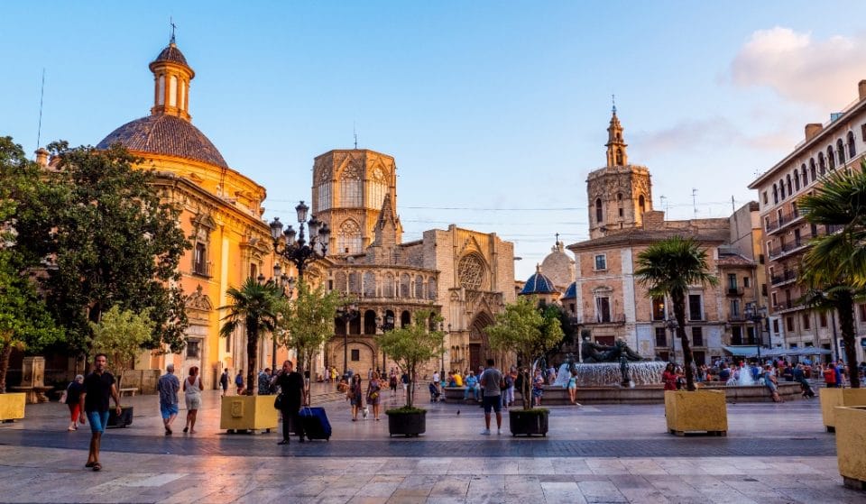 Arranca el Festival Iturbi y llena de pianos la Plaza de la Virgen
