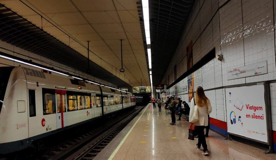 Viatgem en silenci: la campaña que pide no hablar en el metro de Valencia