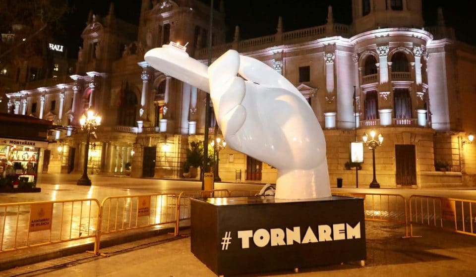 València enciende un pebetero «para recordar a los que ya no están»