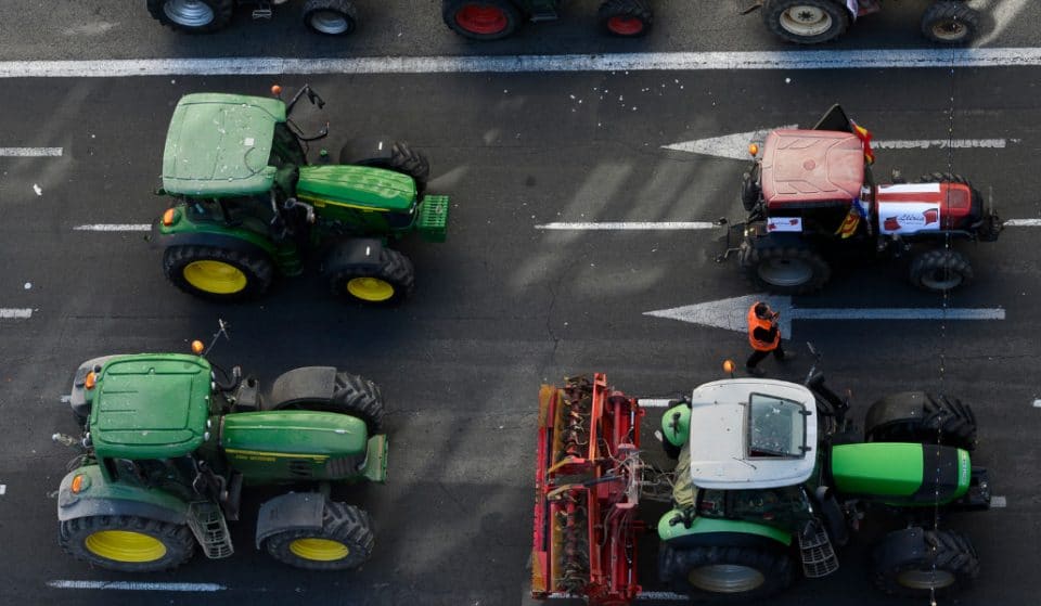 Cientos de tractores colapsan Valencia en protesta por la crisis del arroz